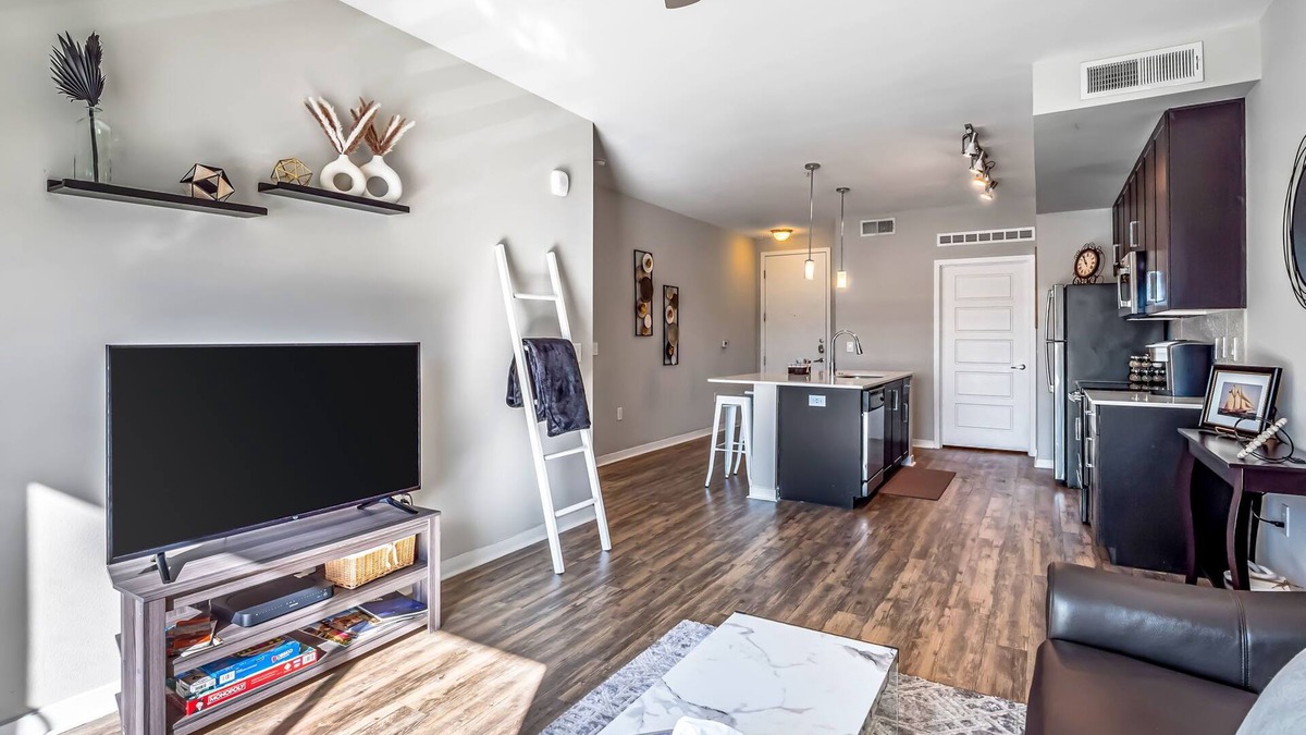 Desert View Village Condo | ★ Desert Living ★ Pets ★ Heated Pool ★ Gym ★ Shops