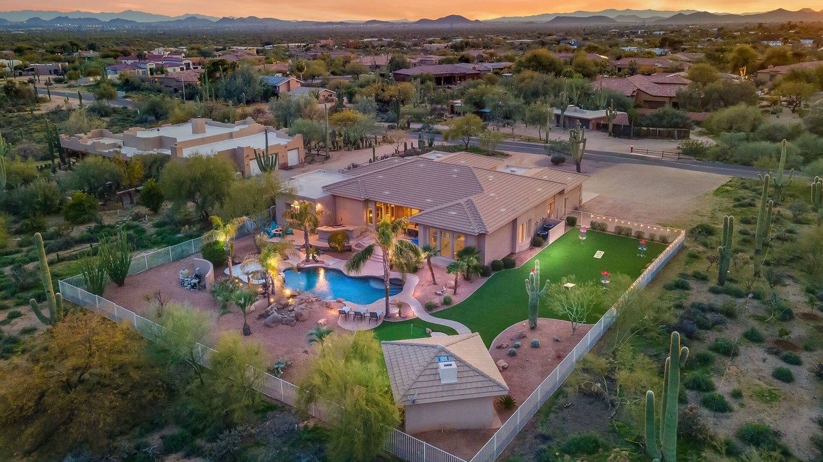 Desert Hide-a-way House | Desert Oasis ★Heated Pool-Spa-Disc Golf-Ping Pong-Poker Table-Pool Table★