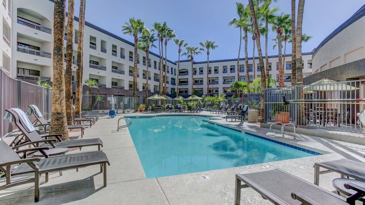 Phoenix Hotel | Desert Oasis Near PHX – Free Shuttle, Relaxing Outdoor Pool & Hiking Trails