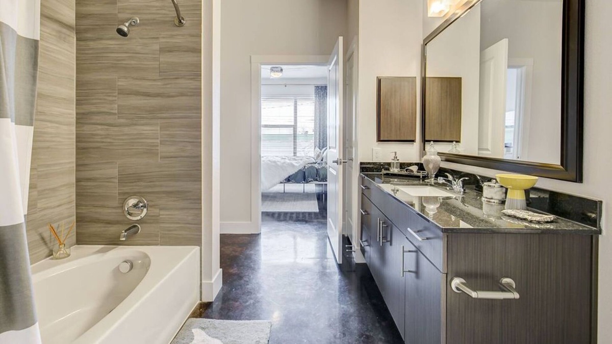 Dallas Design District Apartment | Design District Condo with amazing pool view