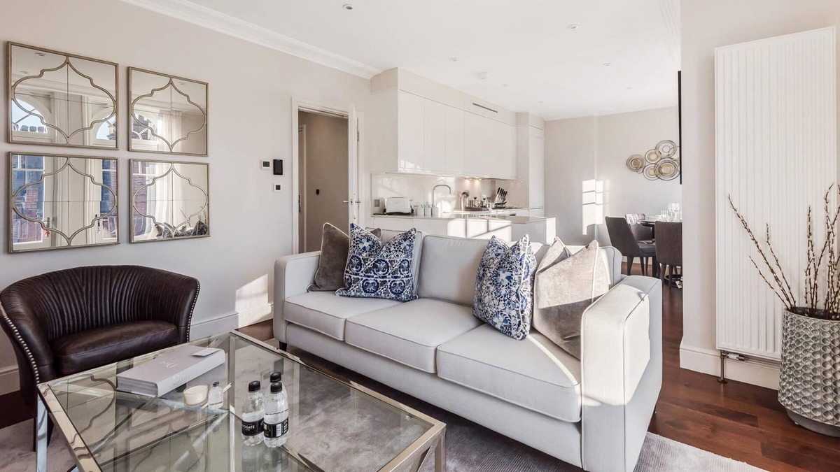 Ravenscourt Park Apartment | Designer 3 Bed Apartment with Balcony - 140