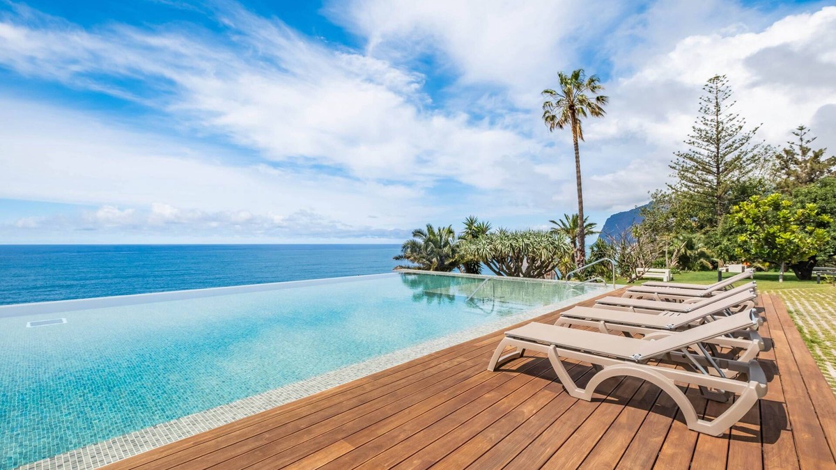 Sao Martinho Apartment | Designer apartment with sea view, infinity pool & direct sea access