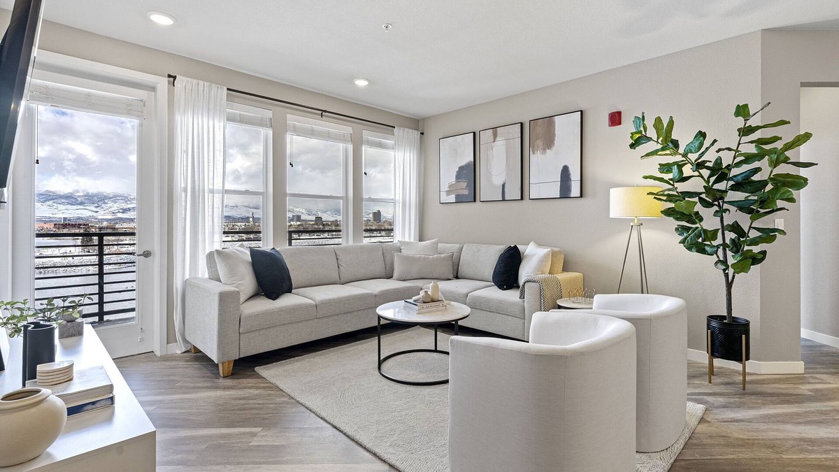 Sparks Apartment | Designer Apt. with Jacuzzi. Walk To Casino & iMax