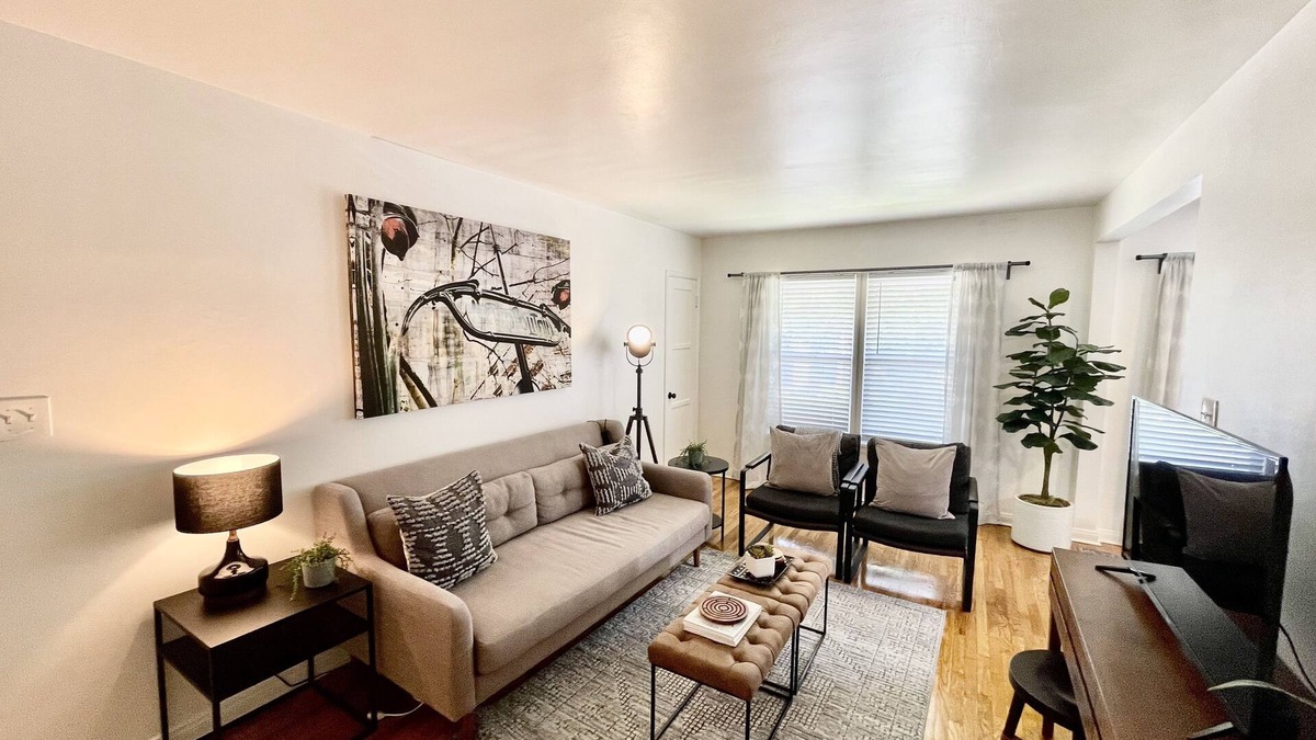 Bixby Knolls Apartment | Designer Bixby Knolls 2 bedroom with Parking near Cafes/Bars/Shopping