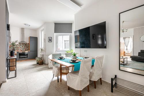 Pusztavacs Apartment | Designer Boho Loft 2BA 2BR AC Balcony
