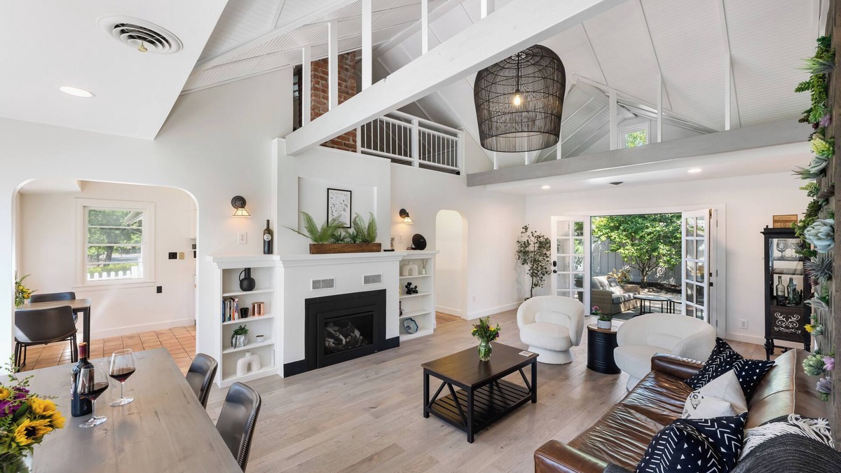 St. Helena House | Designer Saint Helena Home! Easy Walk to Downtown!