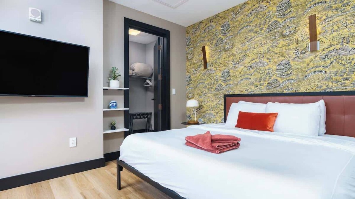 Berkeley Hotel | Designer Studio w/Balcony & Rooftop Patio on Tennyson Street