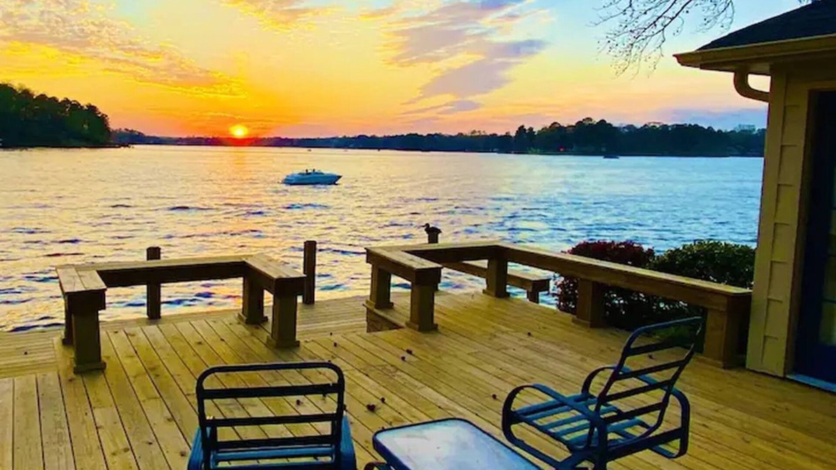 Mid America Cottage | Designer-styled waterfront cottage 5 min to Races