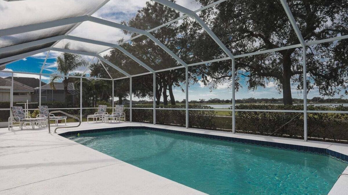 Regency Oaks House | Desirable 3BR lakefront pool home in Palmetto - Cranes Galore