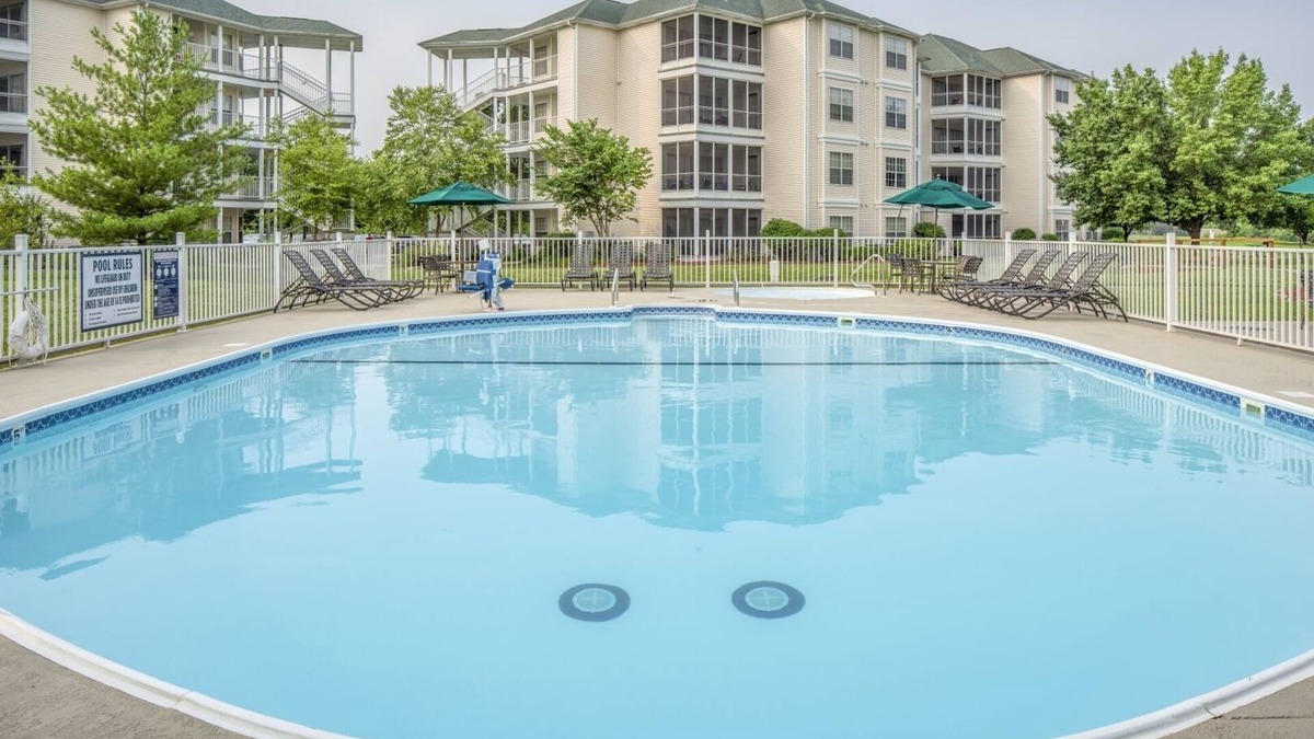 Table Rock Hotel | Destination Vacation! Pool, Free Parking, Near Mickey Gilley Theatre