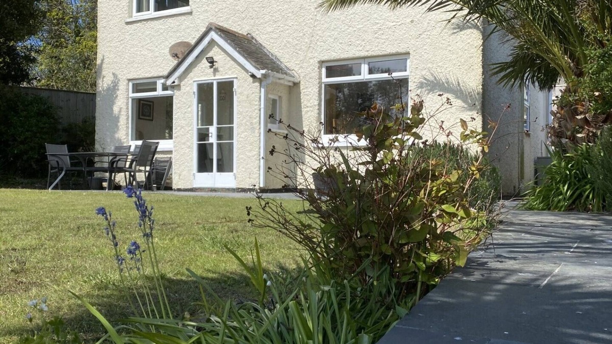 Hayle House | Detached 4-bedroom house close to beach and town with beautiful private garden.