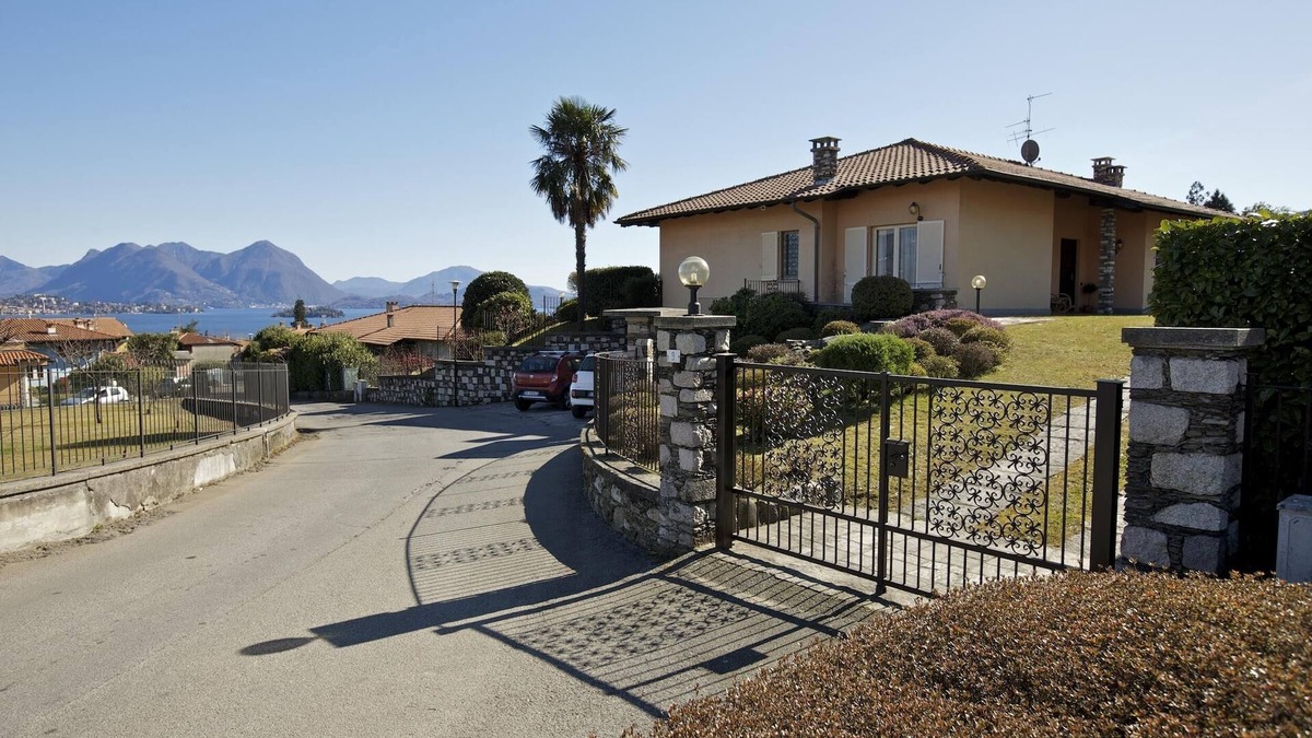 Baveno House | Detached 4½-room house with garden plot and beautiful lake view