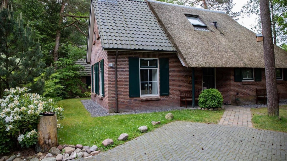 Hooghalen House | Detached bungalow with alcove bed, perfect for families in Drenthe.