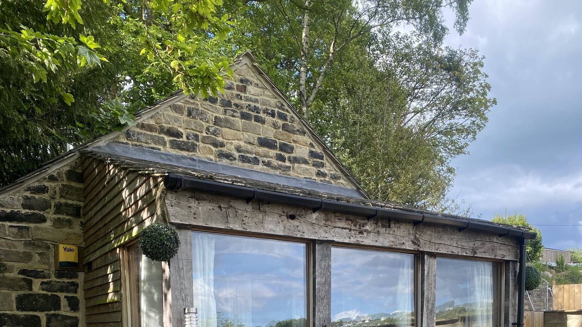 Leeds Cottage | Detached cottage . Private drive gate property /dog friendly
