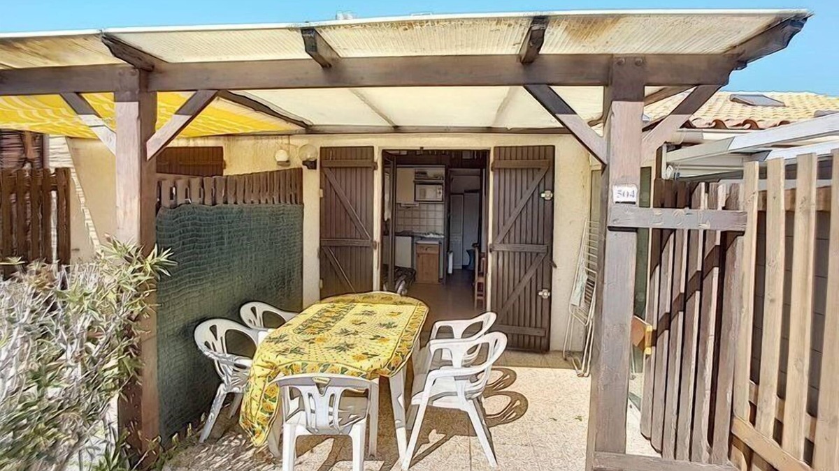 Saint-Pierre-la-Mer House | Detached house with terrace and small garden