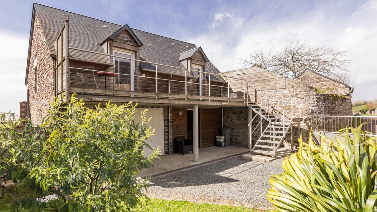 Regnezville-sur-Mer Apartment | Detached House with Terrace and Pets Allowed