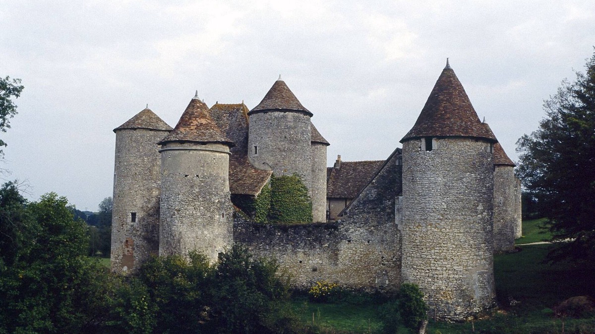 Merigny House | Detached house in the countryside with closed exterior