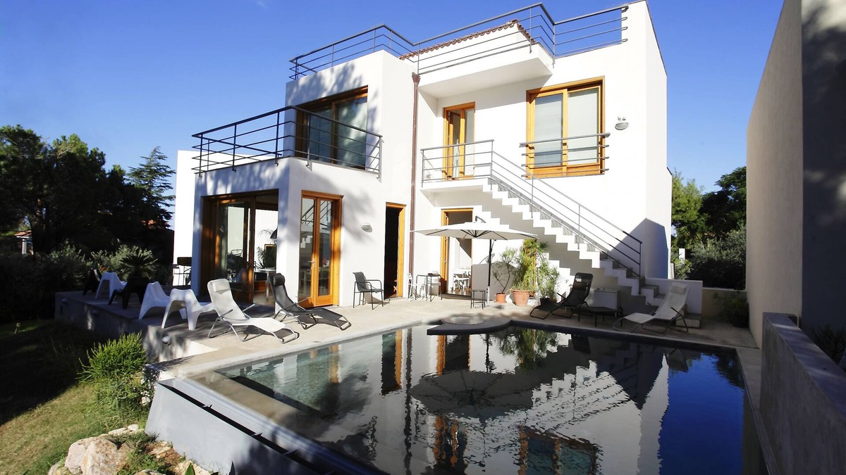 Mandra Capreria Villa | Detached apartment in villa with pool near the sea