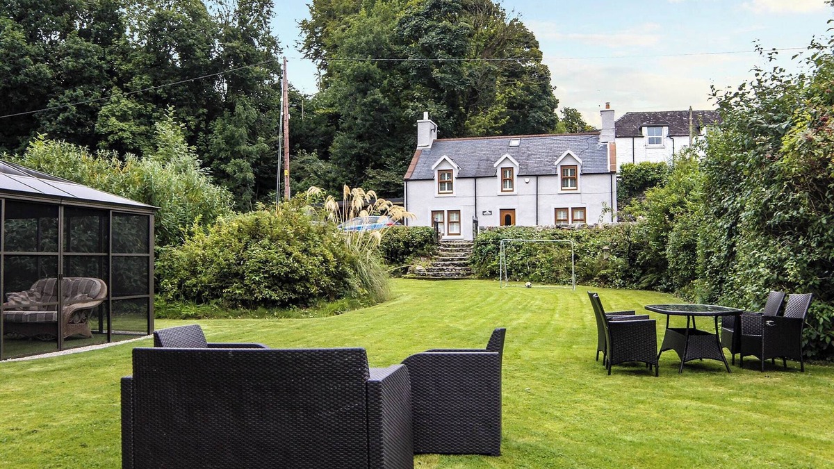 Newton Stewart Cottage | Detached property with a lovely garden leading down to the River Cree near Newton Stewart.