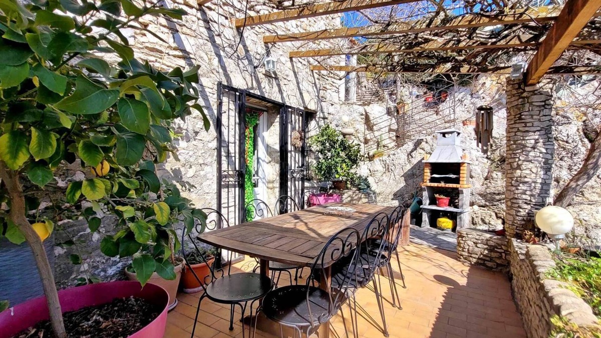 Lussan House | Detached stone house with swimming pool and ponds