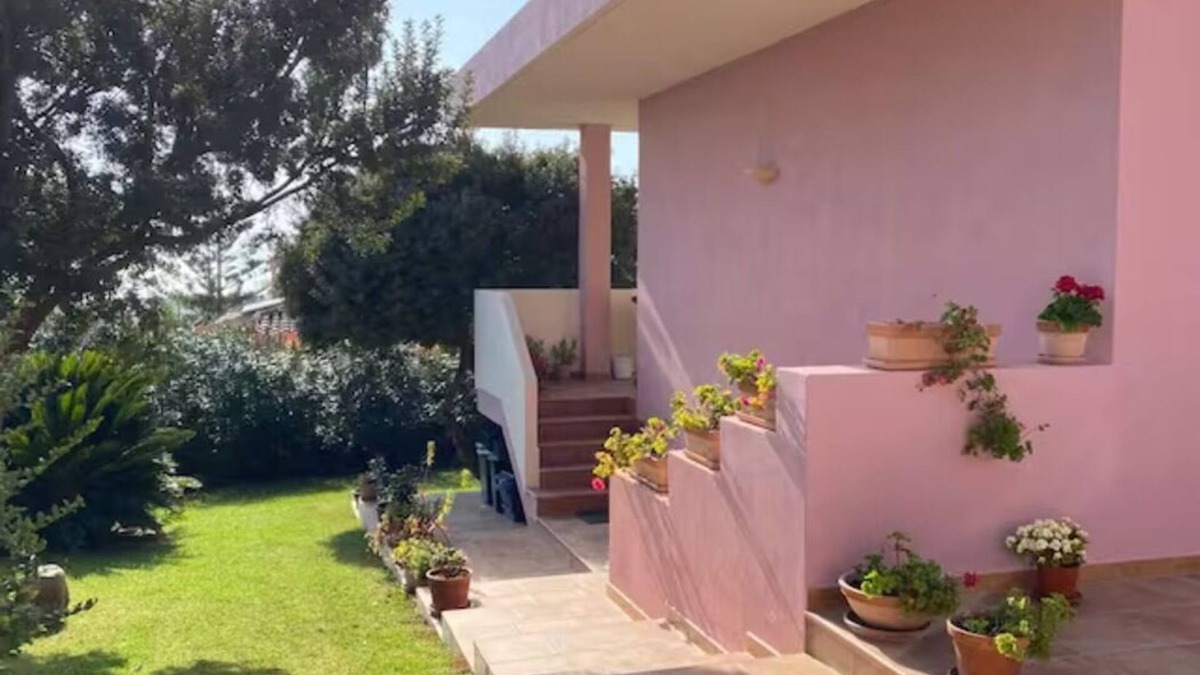 Capitana House | Detached villa with large garden and sea view
