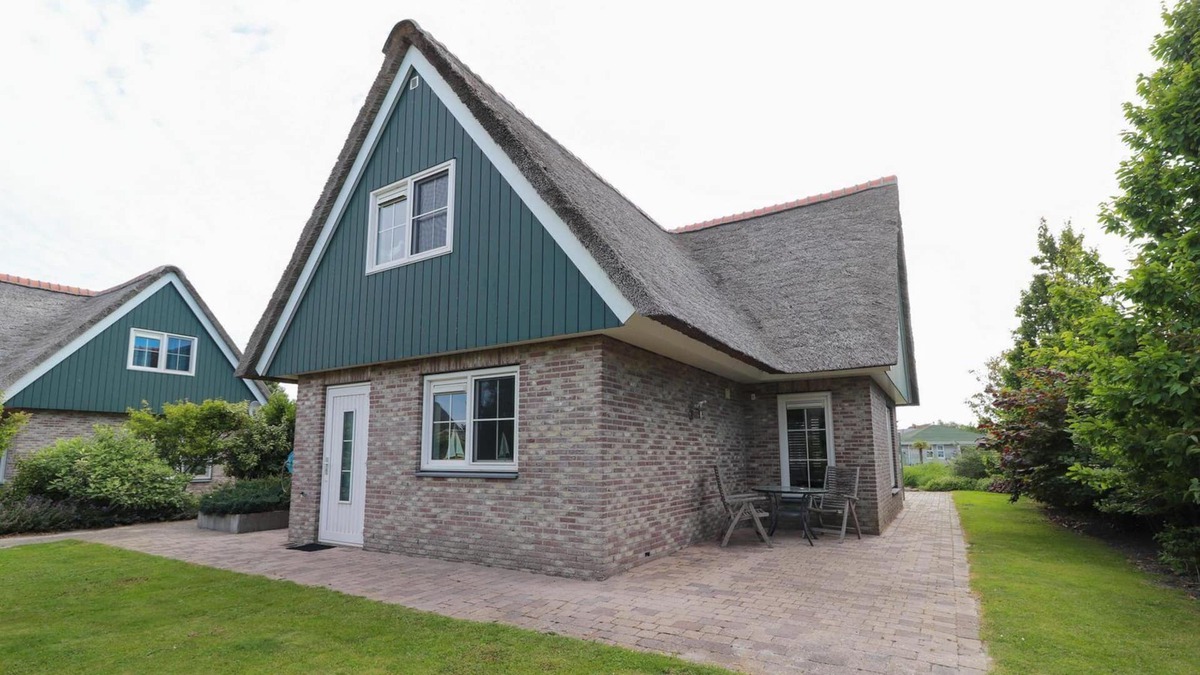 Makkum Cabin | Detached villa with a patio and jetty next to open waters