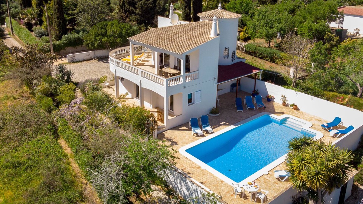 Praia da Luz Villa | Detached Villa with large pool, aircon and wifi in Praia da Luz, Algarve