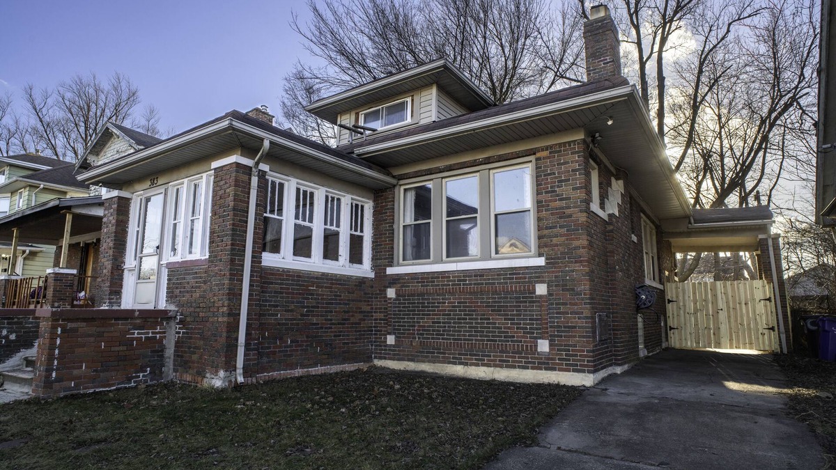 Jefferson Chalmers House | Detroit River Fishing Accomodations