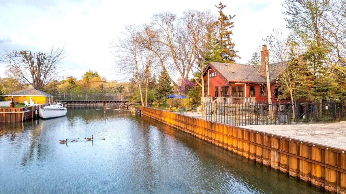 Jefferson Chalmers House | Detroit's Riverside Hideaway