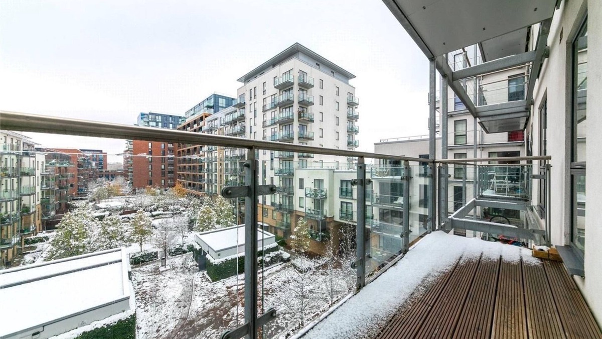 Royal Docks Apartment | DeucesLets 2 Bed - Slivertown