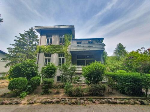 Gehlsdorf House | DEUTSCHE OSTSEEVILLA - große Villa mit Sauna, Spielplatz, PKW-Stellplätze, großer Garten