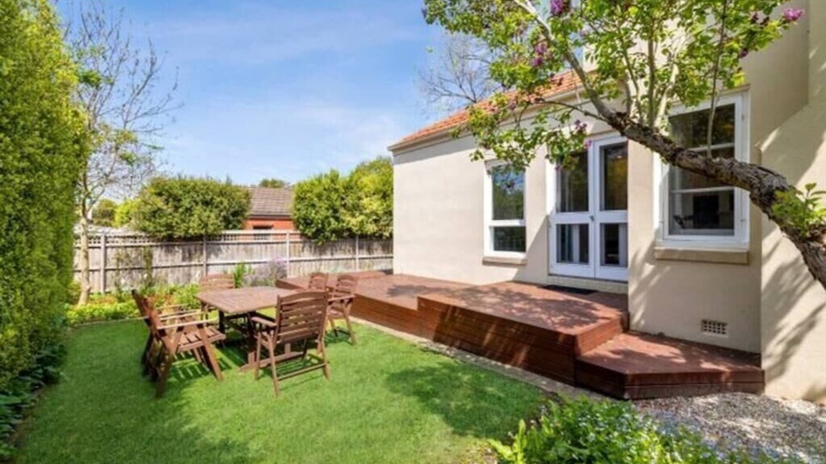 Lake Wendouree House | Devon by the lake - A bright light filled home right in the heart of Ballarat