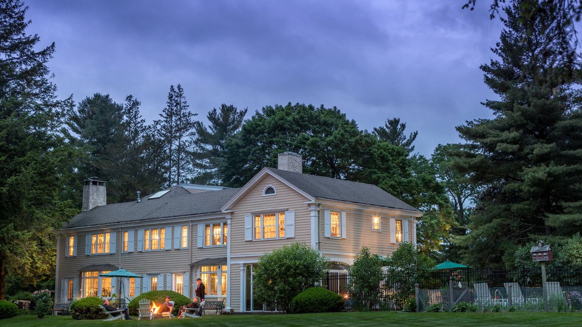Lee Bed & Breakfast | Devonfield Inn B&B