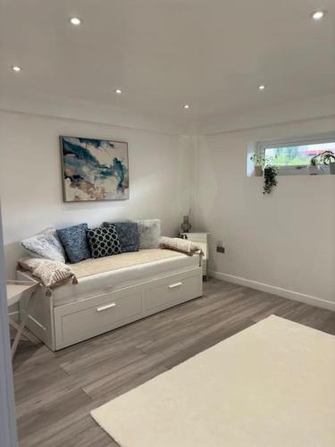Preston Apartment | Devonshire - 1 Bedroom Apartment with Full Amenities
