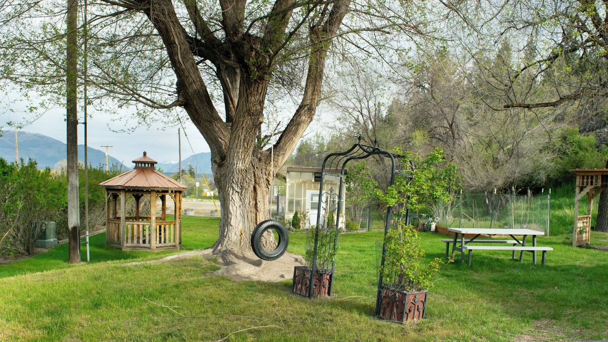 Plains Hotel | Dew Duck Inn
