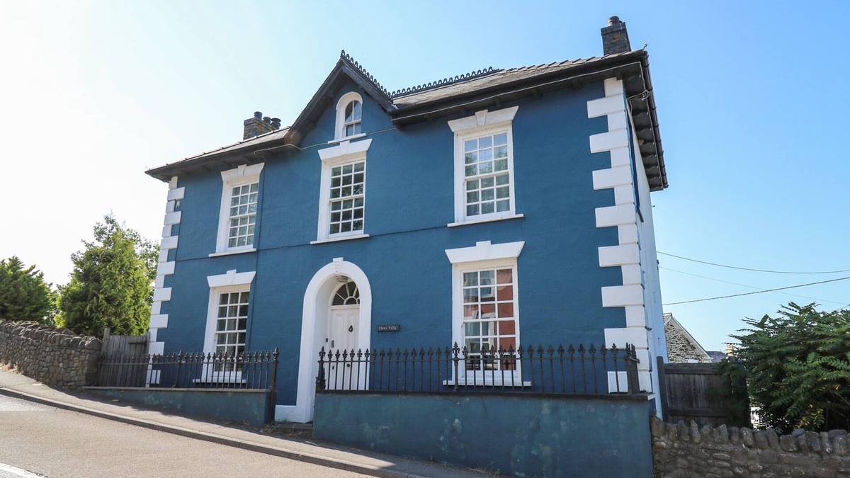 Aberaeron Cottage | DEWI VILLA, pet friendly, character holiday cottage in Aberaeron