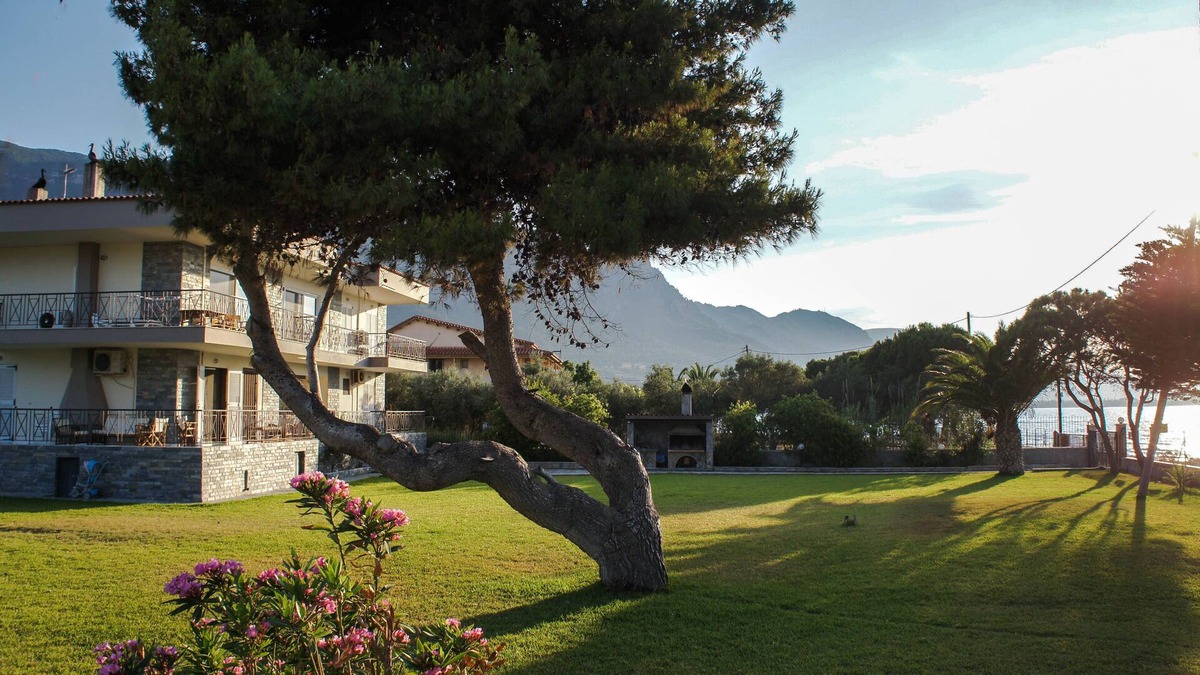 Sarakiniko Apartment | Diakopto beachfront, comfort 2BR apartment (Punda Beach) -unit2-