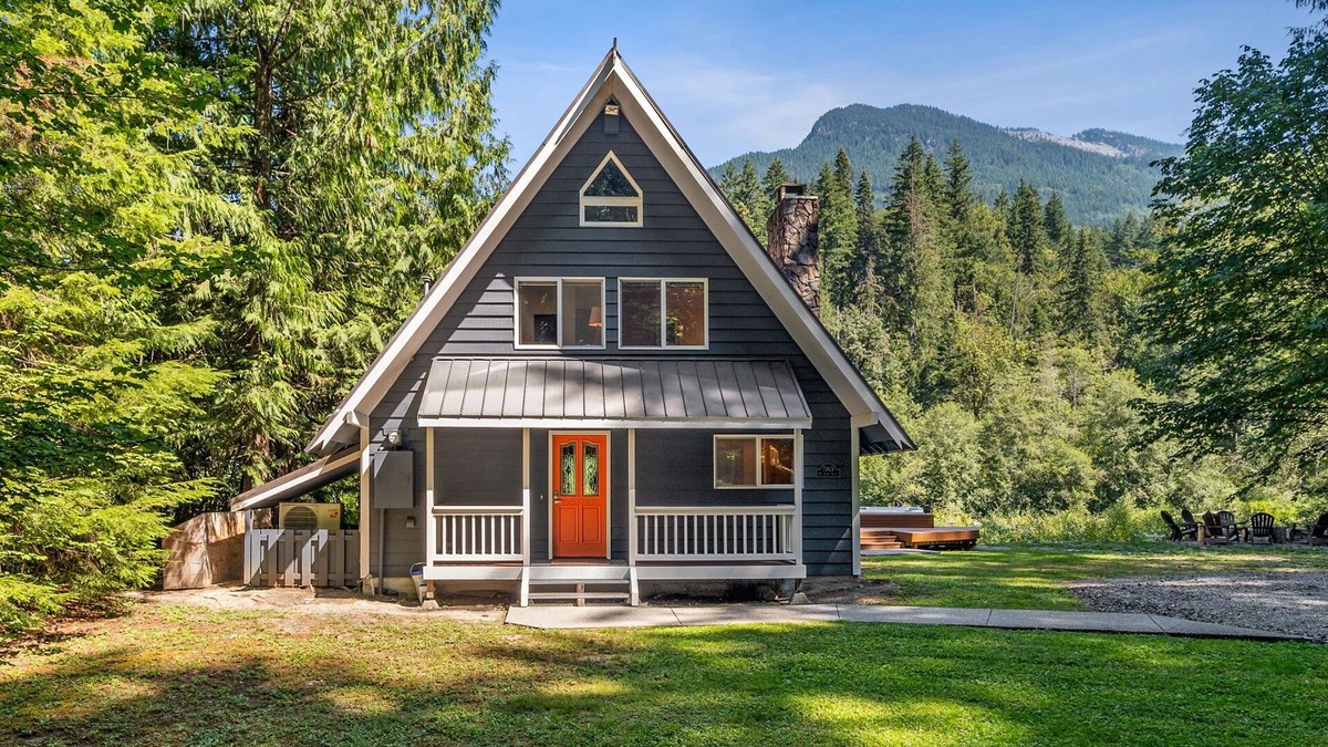 Skykomish Cabin | Diamond on the Sky: Riverfront mountain lodge w/views, fireplace & WiFi