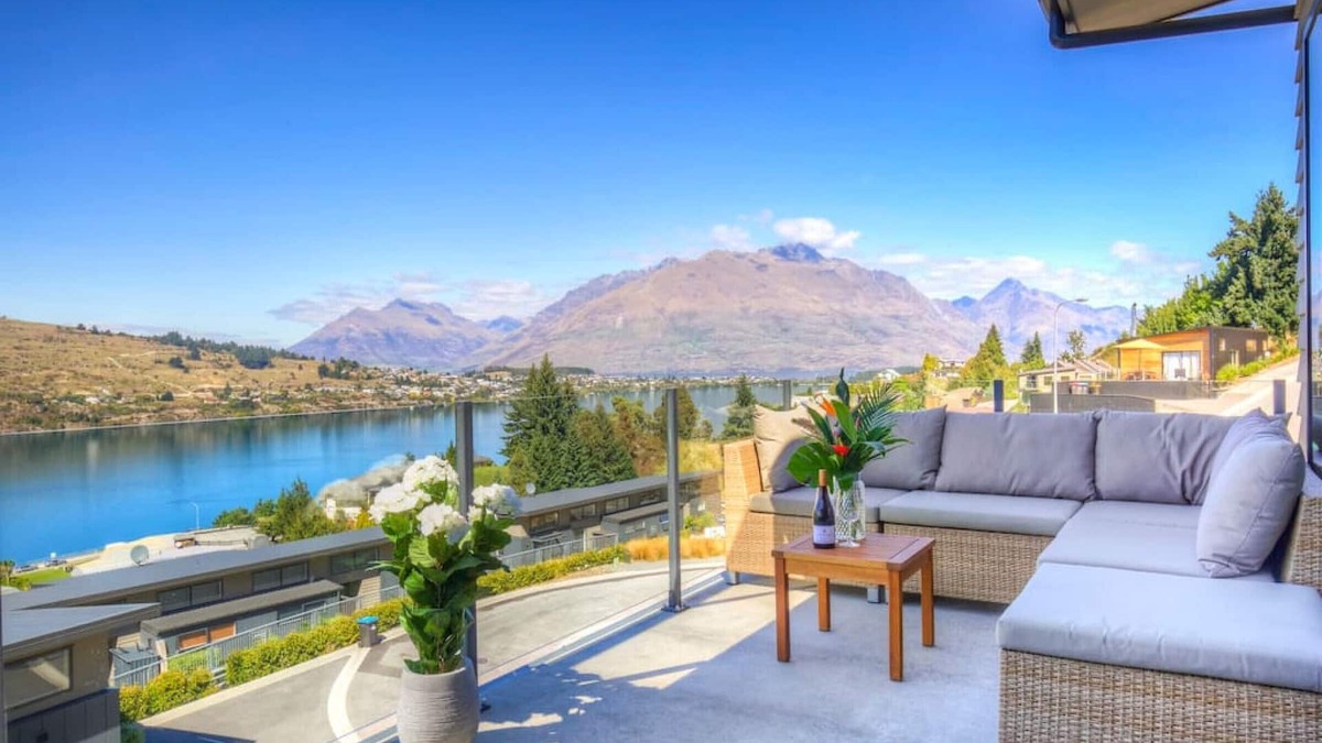 Queenstown Apartment | Diamond View Retreat | Expansive Mountain and Lake Views | Single Storey