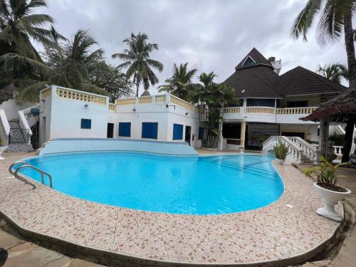 Galu House | Diani Beach Luxury Retreat with 5 Bedrooms