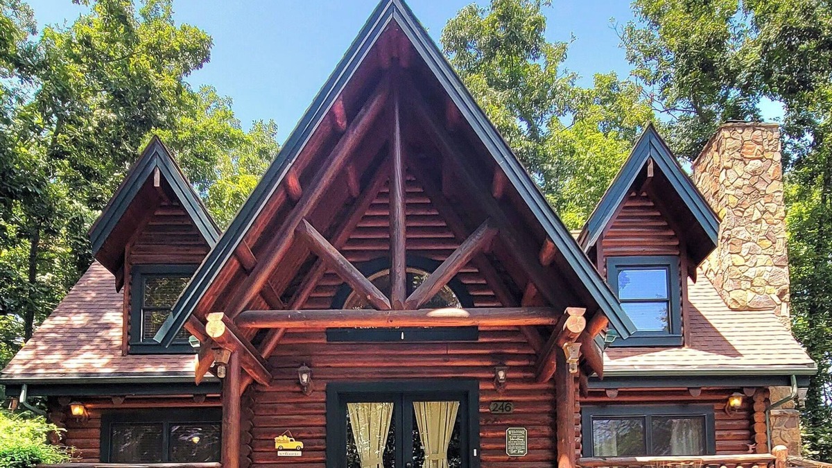 Bristol Cabin | Dice Dagger's Tavern - Large Family-Sized Cabin w/Gym, RV/EV Hookup!