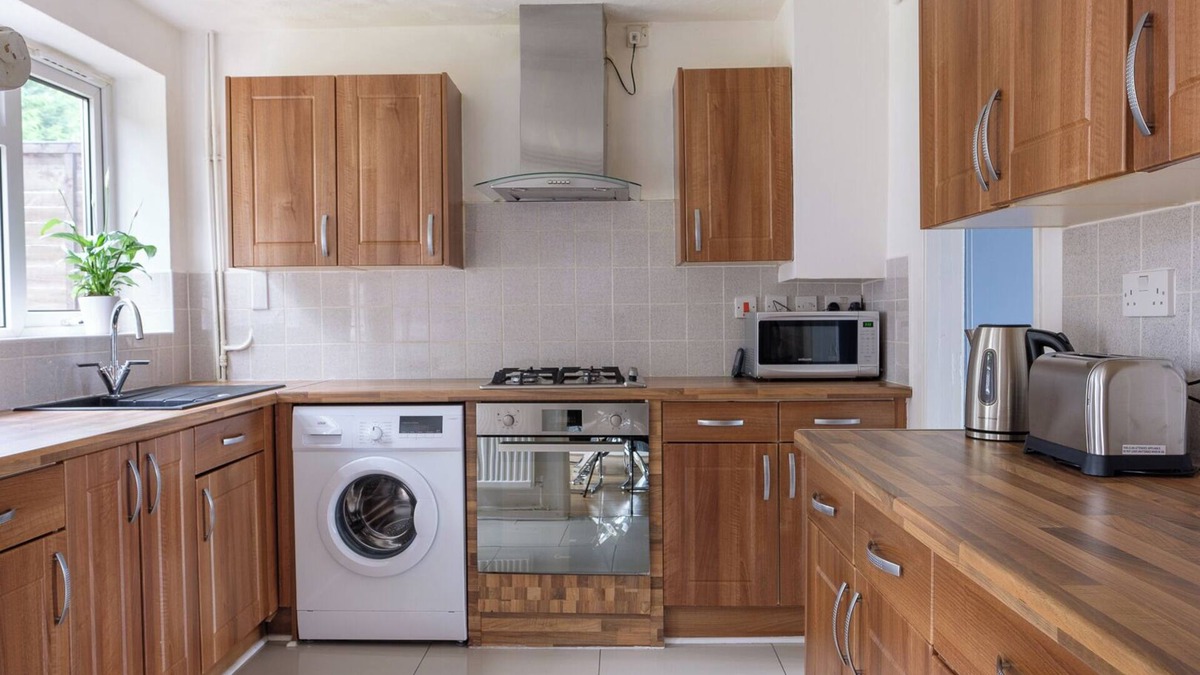 Crawley House | Dickens House Close 15min from Gatwick, Dickens House- Beautiful and Spacious 3BR