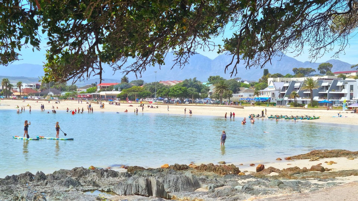 Gordons Bay Central Apartment | Die Brandhuis - Super close to the beach!