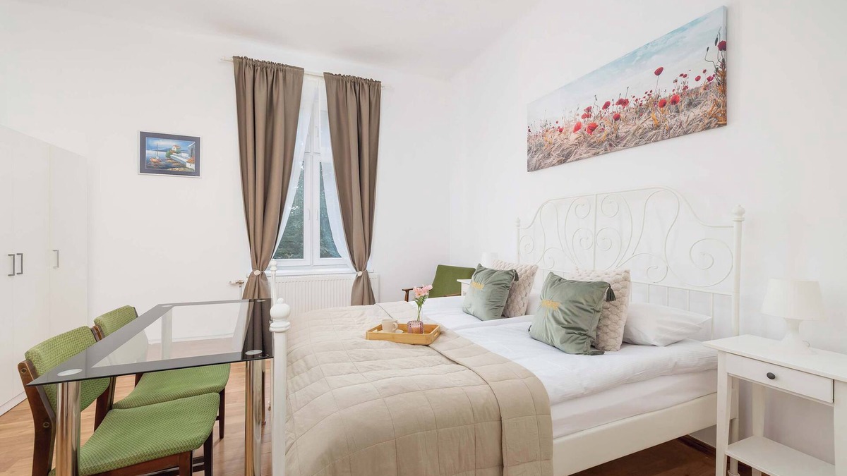 Stradom Apartment | Dietla 48 | Krakow | Family Apartment | Desk | City Center