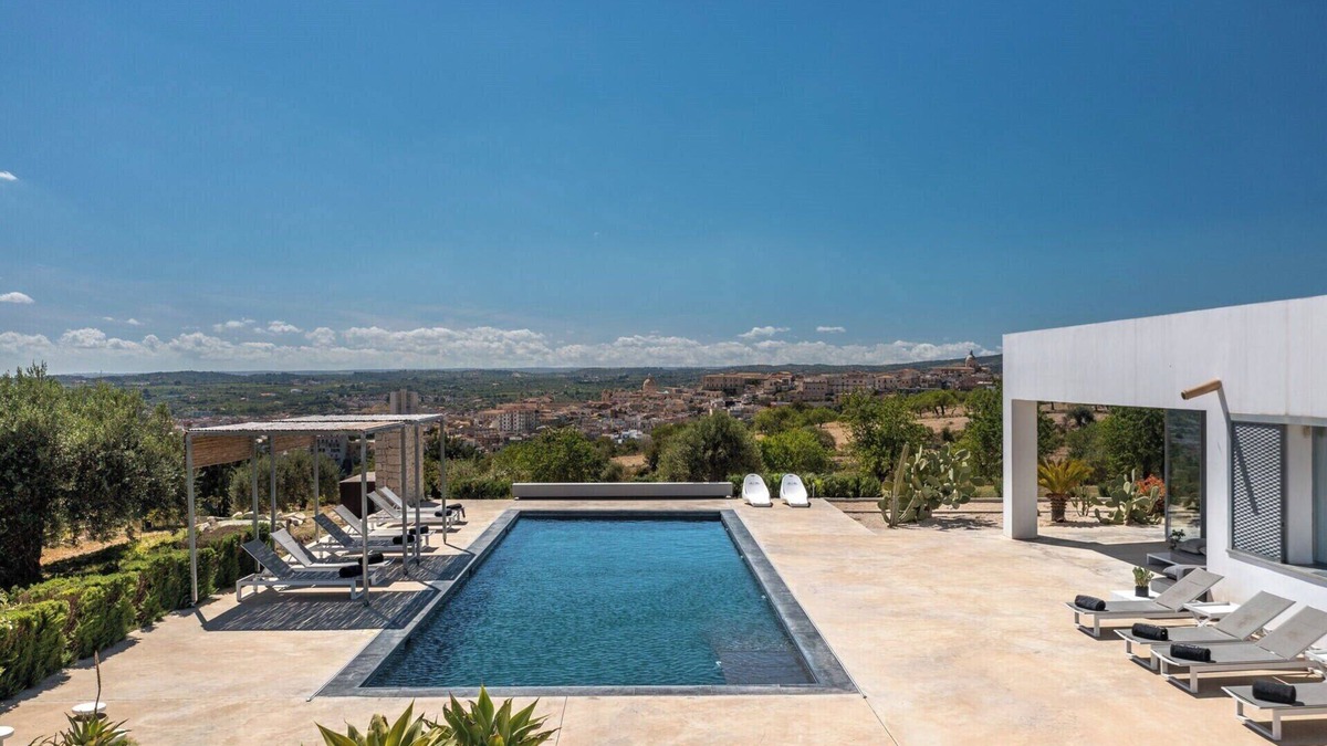 Avola Villa | Dietro al Muro - Four Bedroom Villa, Sleeps 10