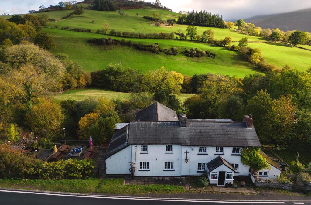 Pengenffordd Bed & Breakfast | Dinas Castle Inn (The Dragons Back)