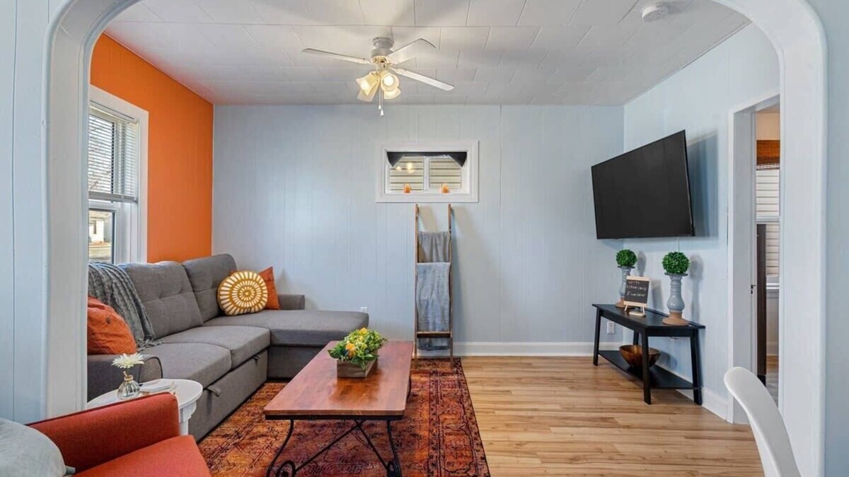 Drumheller House | Dino Cave | Private Backyard | Sleeps 5 Guests!