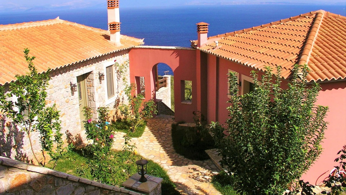Livadi Villa | DIO GUESTHOUSES VILLA PRASTOS 3 B/R WITH PRIVATE GARDEN AND SWIMMINGPOOL