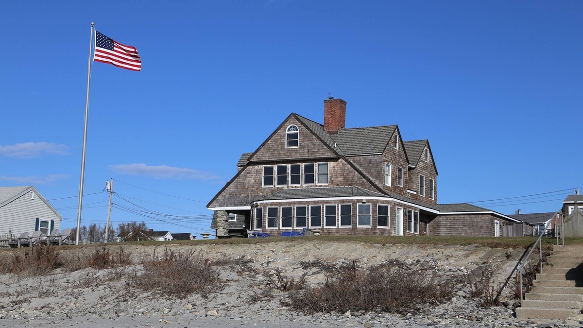 Easton's Point House | Direct Beachfront -- Newport's Easton's Beach