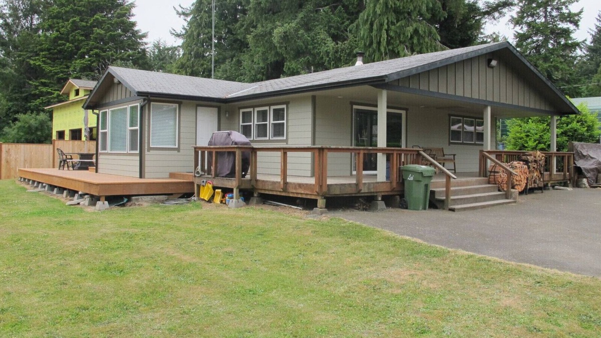 Saunders Lake House | Direct Dune Access Sleeps 10 In House, 6 In BunkHouses - Bath Houses.